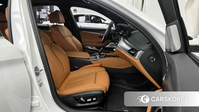 BMW 5 Series (G30) 2023 Белый из Кореи, фото 2