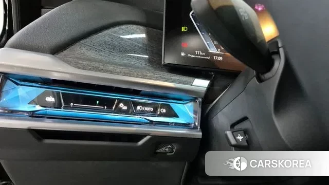 BMW 7 Series (G70) 2023 Черный из Кореи, фото 2