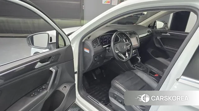 Volkswagen Tiguan second Generation 2023 Белый из Кореи, фото 2