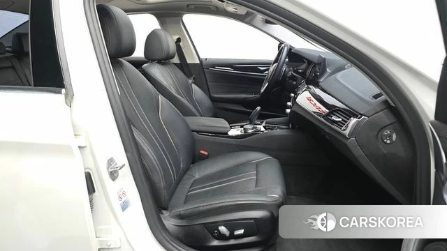 BMW 5 Series (G30) 2018 Белый из Кореи, фото 2