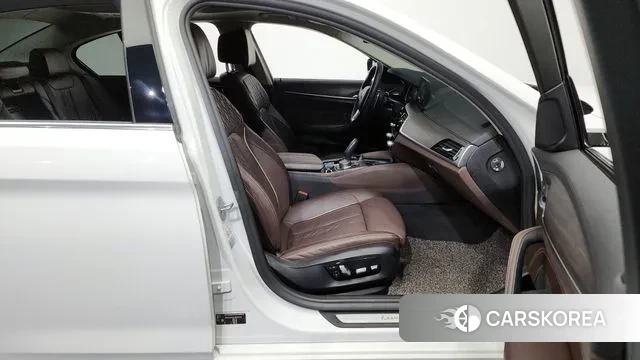 BMW 5 Series (G30) 2018 Белый из Кореи, фото 2