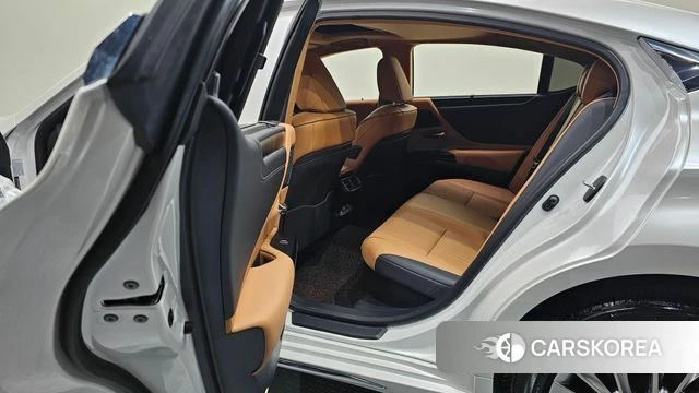 Lexus ES300h 7th generation 2025 Белый из Кореи, фото 2