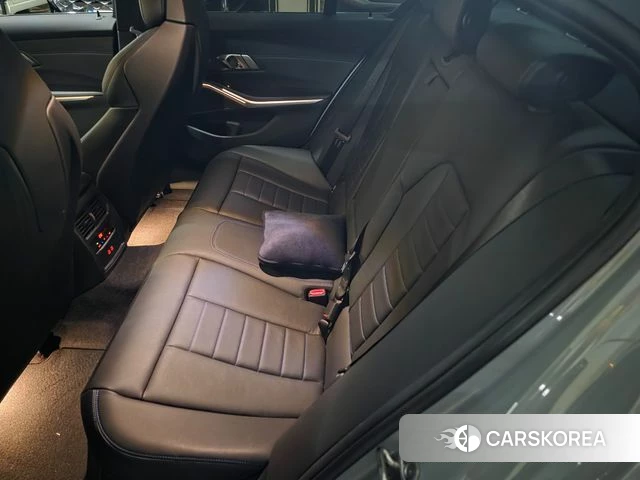BMW 3 Series (G20) 2023 Светло-серебряный цвет из Кореи, фото 2