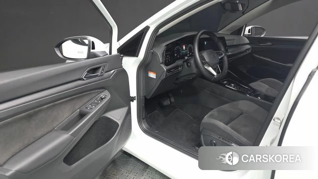 Volkswagen Golf 8th Generation 2024 Белый из Кореи, фото 2
