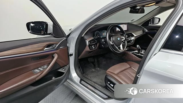 BMW 5 Series (G30) 2019 Серебряный из Кореи, фото 2