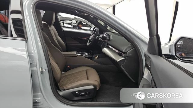 BMW 5 Series (G60) 2025 Цвет галактики из Кореи, фото 2
