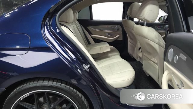 Mercedes-Benz E-Class W213 2018 Синий из Кореи, фото 2