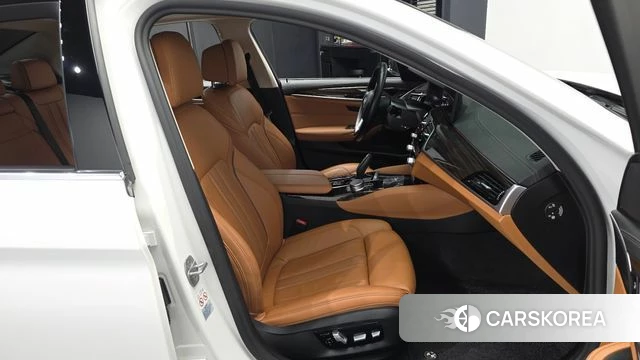 BMW 5 Series (G30) 2021 Белый из Кореи, фото 2