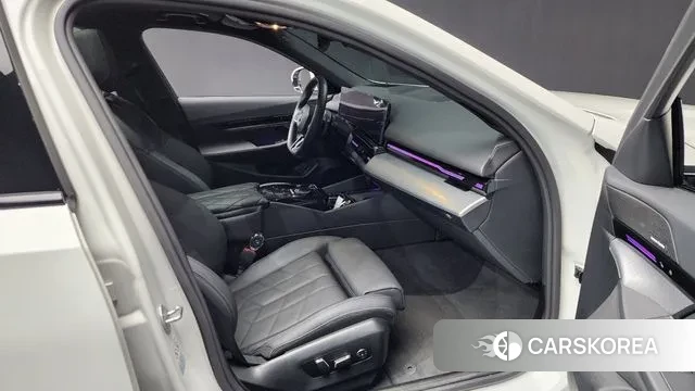 BMW 5 Series (G60) 2023 Белый из Кореи, фото 2