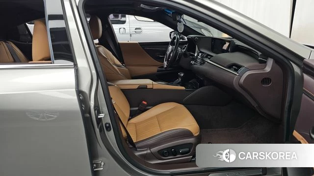 Lexus ES300h 7th generation 2021 Серебряный из Кореи, фото 2