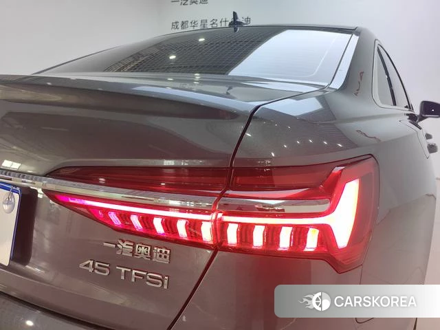 Audi A6L 2022 Темно-серый из Китая, фото 2