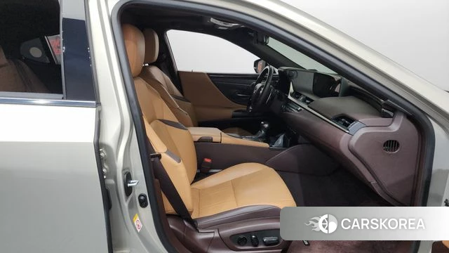 Lexus ES300h 7th generation 2019 Песочный из Кореи, фото 2