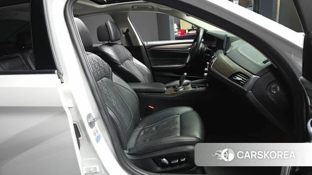 BMW 5 Series (G30) 2018 Белый из Кореи, фото 2