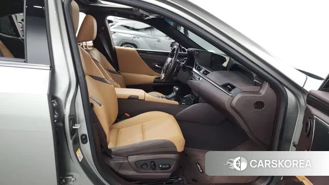 Lexus ES300h 7th generation 2019 Песочный из Кореи, фото 2