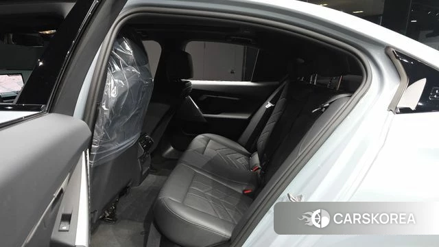BMW 5 Series (G60) 2024 Светло-серебряный цвет из Кореи, фото 2