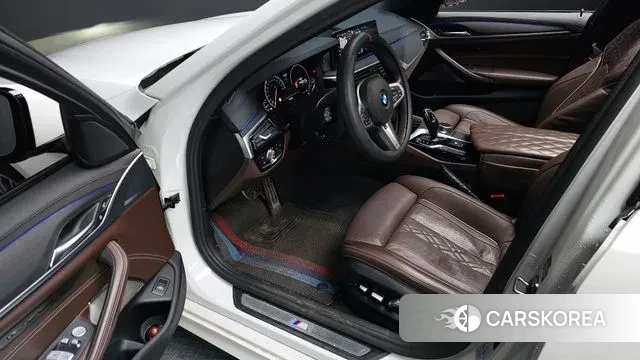 BMW 5 Series (G30) 2019 Белый из Кореи, фото 2