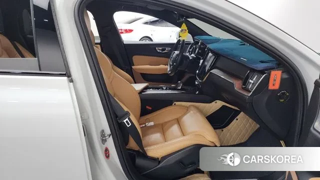 Volvo V60 Cross-Country 2nd Generation 2020 Белый из Кореи, фото 2