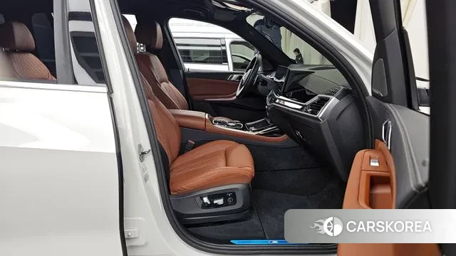 BMW X7 (G07) 2023 Белый из Кореи, фото 2