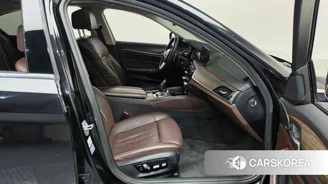 BMW 5 Series (G30) 2018 Черный из Кореи, фото 2
