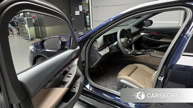 BMW 5 Series (G60) 2025 Черный из Кореи, фото 2