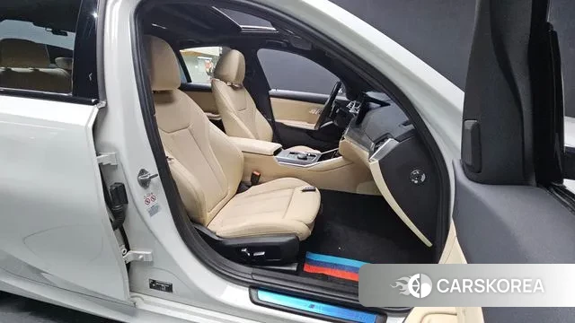 BMW 3 Series (G20) 2023 Белый из Кореи, фото 2