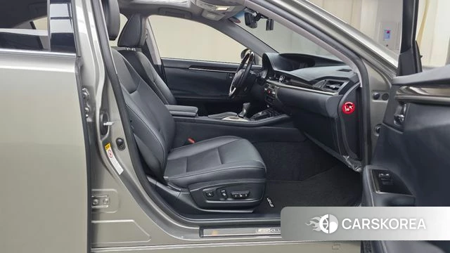 Lexus New ES300h 2018 Песочный из Кореи, фото 2