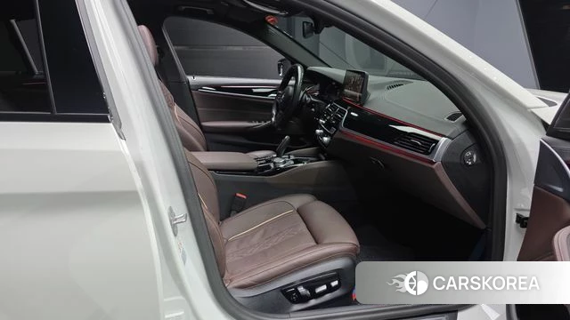 BMW 5 Series (G30) 2023 Белый из Кореи, фото 2