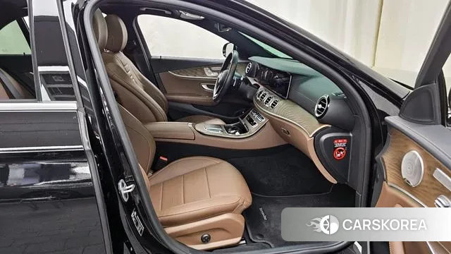 Mercedes-Benz E-Class W213 2021 Черный из Кореи, фото 2