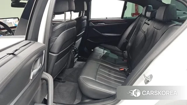 BMW 5 Series (G30) 2023 Белый из Кореи, фото 2