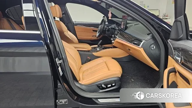 BMW 5 Series (G30) 2022 Черный из Кореи, фото 2