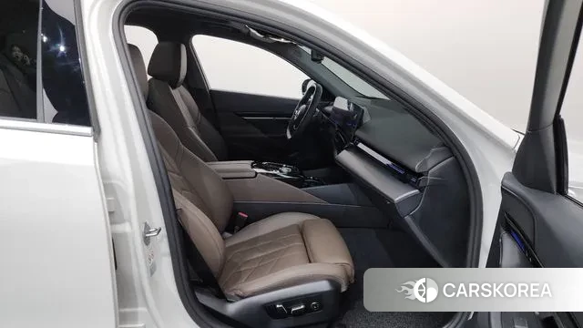 BMW 5 Series (G60) 2024 Белый из Кореи, фото 2