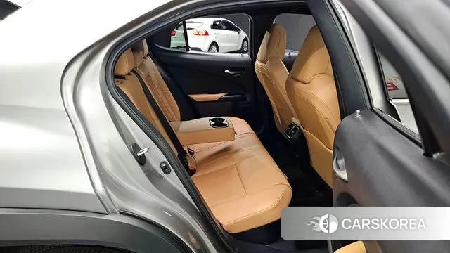 Lexus UX250h 2023 Серебряный из Кореи, фото 2