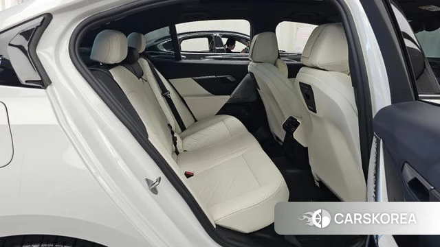 BMW 5 Series (G60) 2025 Белый из Кореи, фото 2