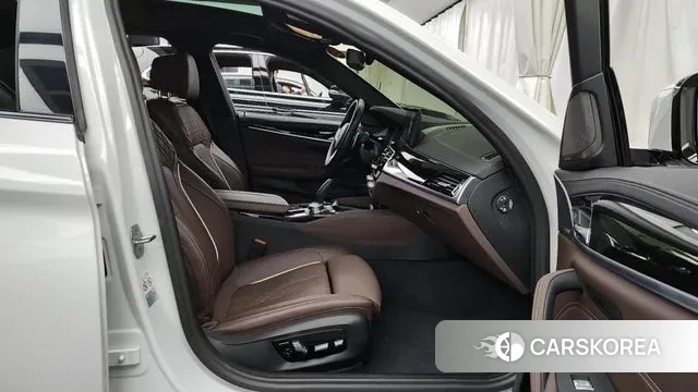 BMW 5 Series (G30) 2023 Белый из Кореи, фото 2