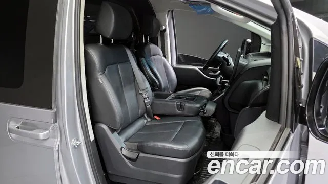 Hyundai Staria 2023 Серебристо-серый из Кореи, фото 2