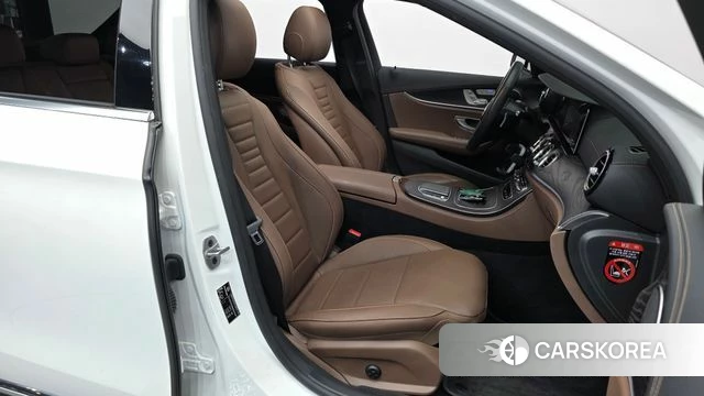Mercedes-Benz E-Class W213 2021 Белый из Кореи, фото 2