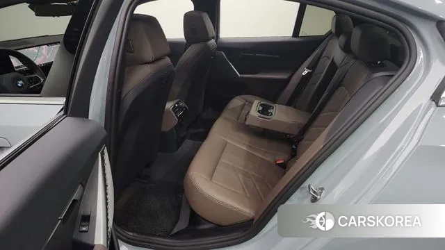 BMW 5 Series (G60) 2024 Светло-серебряный цвет из Кореи, фото 2