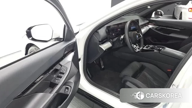 BMW 5 Series (G60) 2024 Белый из Кореи, фото 2