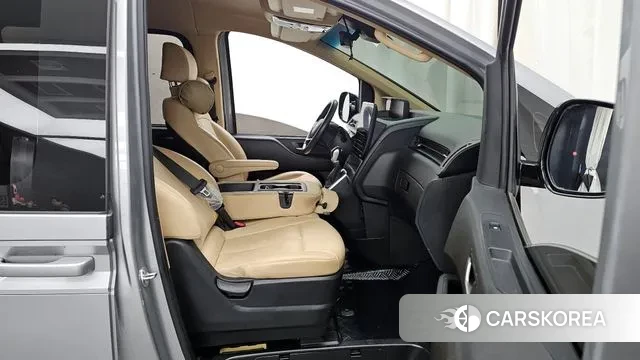 Hyundai Staria 2022 Серебристо-серый из Кореи, фото 2