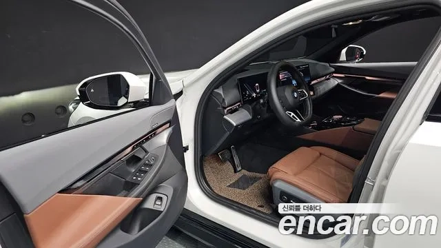 BMW 5 Series (G60) 2023 Белый из Кореи, фото 2