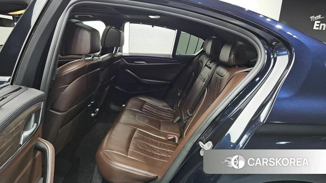 BMW 5 Series (G30) 2018 Черный из Кореи, фото 2