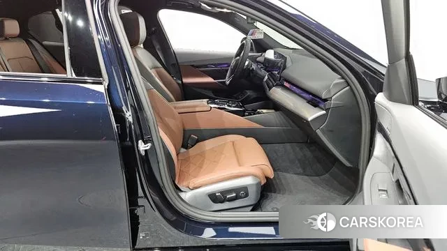 BMW 5 Series (G60) 2025 Черный из Кореи, фото 2