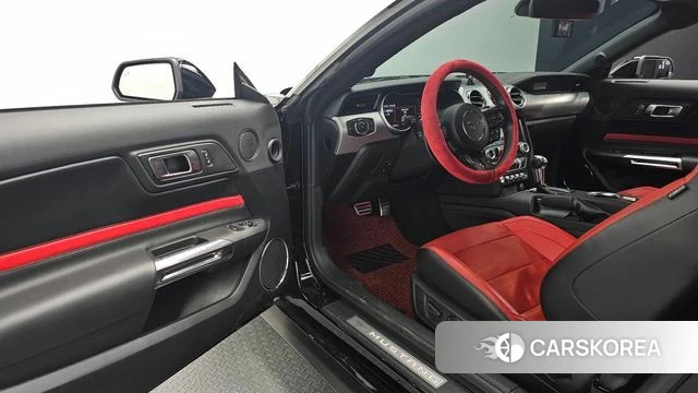 Ford Mustang 2023 Черный из Кореи, фото 2