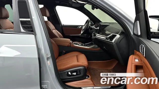 BMW X7 (G07) 2023 Светло-серебряный цвет из Кореи, фото 2