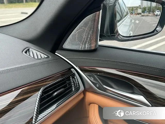 BMW 5 Series (G30) 2022 Белый из Кореи, фото 2