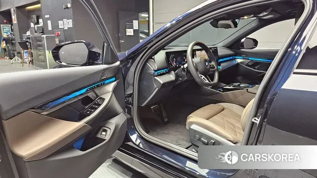 BMW 5 Series (G60) 2025 Черный из Кореи, фото 2