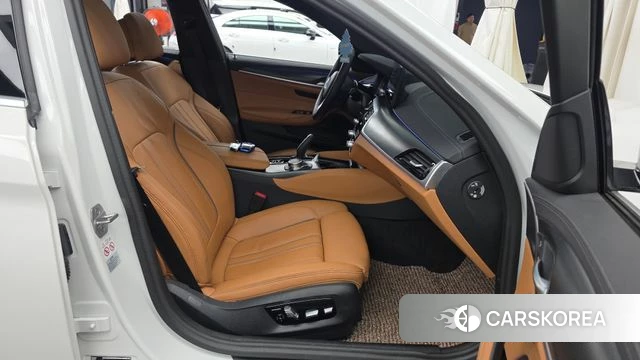 BMW 5 Series (G30) 2023 Белый из Кореи, фото 2