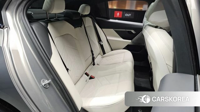 BMW 5 Series (G60) 2026 Серебристо-серый из Кореи, фото 2