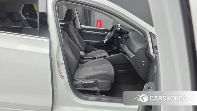 Volkswagen Golf 8th Generation 2024 Белый из Кореи, фото 2