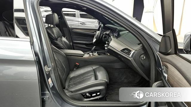 BMW 5 Series (G30) 2018 Серебряный из Кореи, фото 2